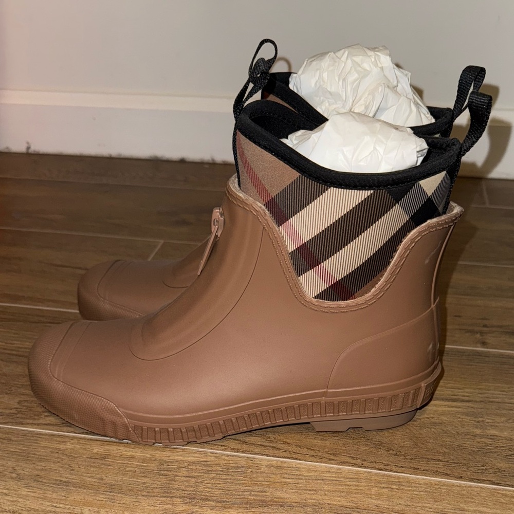 Burberry Rubber Marsh Stamp Low Boots - Picture 3 of 8